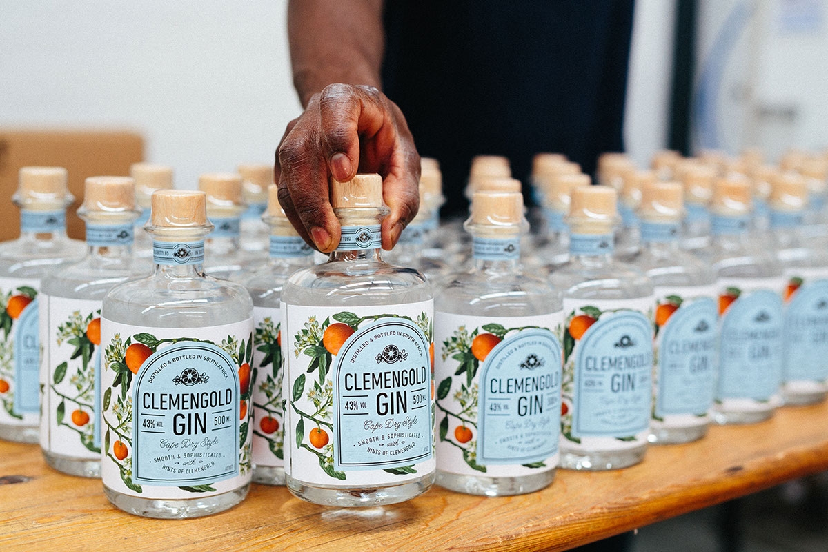 經典海角干燥風格，淡淡的柑橘味白酒包裝設計