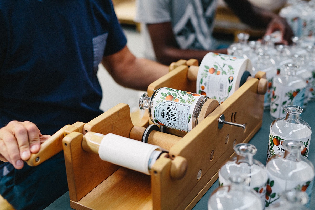 經典海角干燥風格，淡淡的柑橘味白酒包裝設計